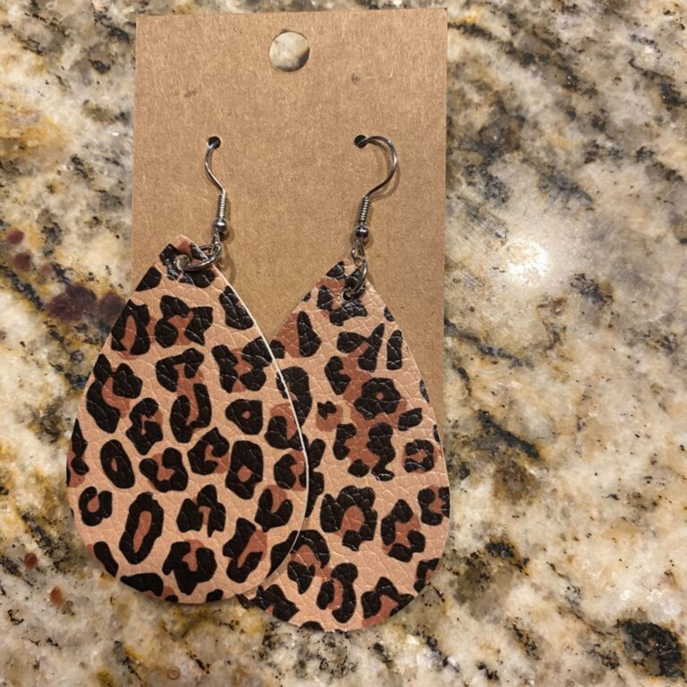 NWT TEARSROP ANIMAL PRINT EARRINGS